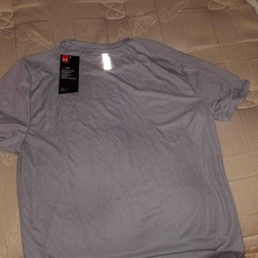 Under armour fitted tshirt. Run logo on front. - Picture 3 of 3